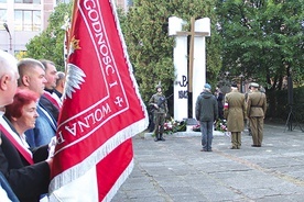 ▲	W miejscu, gdzie w 1942 roku stracono pracowników  Fabryki Broni, delegacje złożyły wiązanki kwiatów.