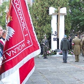 ▲	W miejscu, gdzie w 1942 roku stracono pracowników  Fabryki Broni, delegacje złożyły wiązanki kwiatów.