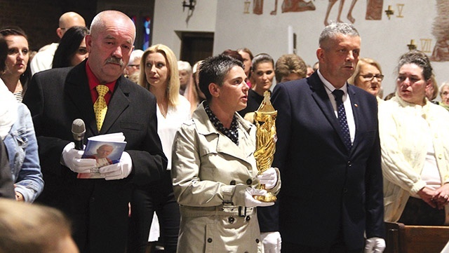 Relikwiarz uroczyście wnieśli do kościoła członkowie AK.