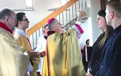 ▲	Biskup gliwicki podczas uroczystości. Z lewej  ks. Waldemar Glowka.  