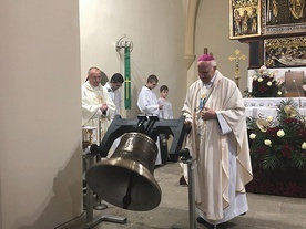 Biskup jako pierwszy uruchomił nowo poświęcony instrument.