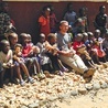 Ojciec  Krzysztof Zębik  wśród uczniów  kenijskiej szkoły.