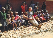 Ojciec  Krzysztof Zębik  wśród uczniów  kenijskiej szkoły.