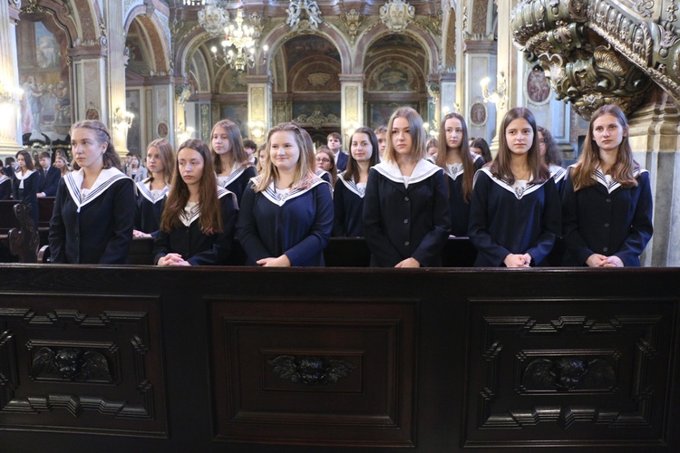 Wspomnienie św. Urszuli w liceum urszulańskim - ślubowanie