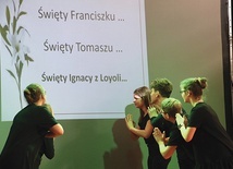 Uczniowie SP nr 14 przedstawili, jak trudno czasami naśladować Jana Pawła II i jego nauczanie.