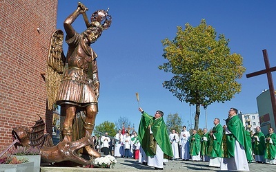 	Monument ma 5,5 m wysokości i wykonany jest z blachy miedzianej.