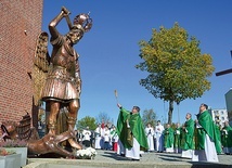 	Monument ma 5,5 m wysokości i wykonany jest z blachy miedzianej.