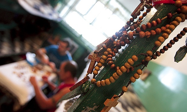 ▲	– Różaniec pozwala zmienić kierunek myślenia – podkreśla kapłan.