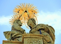 Szczyt obelisku – spotkanie Maryi Panny  ze św. Elżbietą.