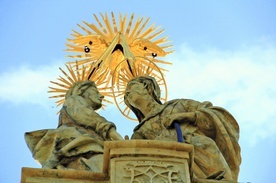 Szczyt obelisku – spotkanie Maryi Panny  ze św. Elżbietą.