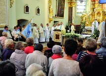 Adoracja, Msza św. konferencja i Różaniec to stałe elementy tej pielgrzymki.