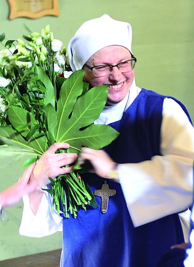 Siostra z radością przyjmowała życzenia. 