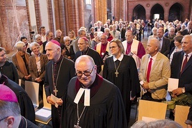 ▲	Chrześcijanie różnych wyznań  na modlitwie w Kościele Pokoju.