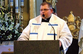 ▲	Ks. T. Trębacz  – jest proboszczem parafii w Przytoku, doktorem nauk teologicznych (teologia dogmatyczna) i jednym z diecezjalnych egzorcystów.