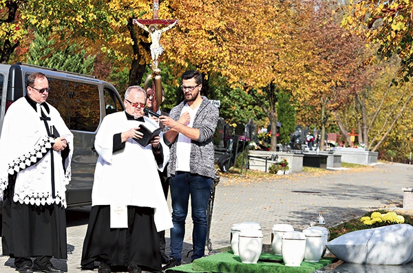 ▲	Błogosławieństwo urn  na cmentarzu  w Cieszynie.