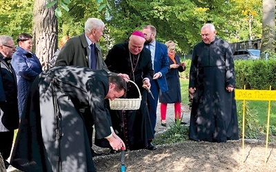 ▲	Cebulki posadzili także goście uroczystości. 