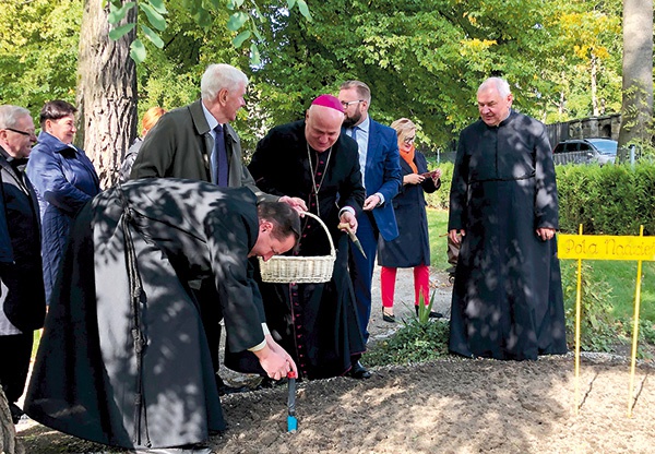 ▲	Cebulki posadzili także goście uroczystości. 