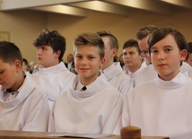 Do grona lektorów diecezji łowickiej dołączyło 68 nowo promowanych ministrantów.