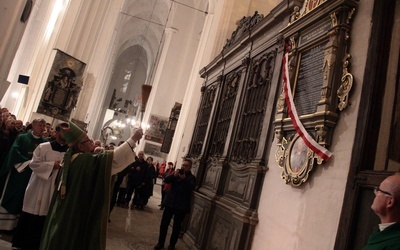 Po Mszy św. abp Sławoj Leszek Głódź dokonał poświęcenia epitafium upamiętniającego wieloletniego proboszcza bazyliki Mariackiej. 