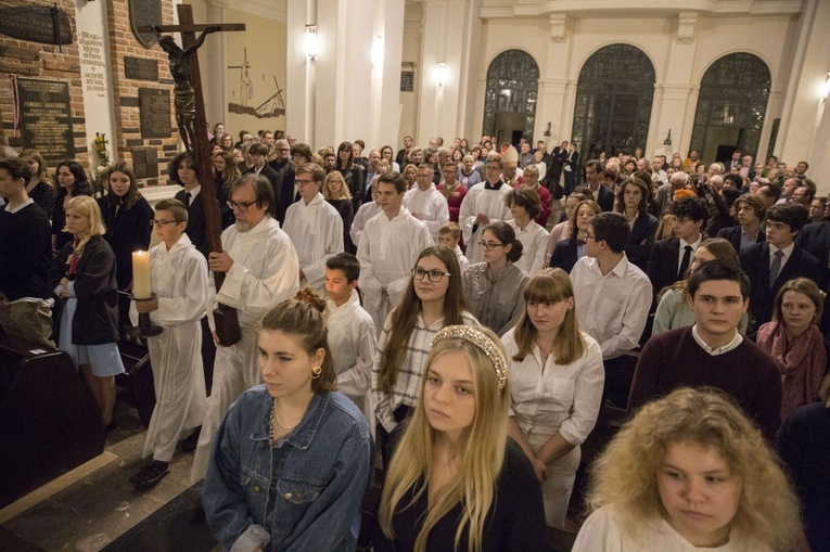 Kard. Kazimierz Nycz bierzmował młodzież z KIK