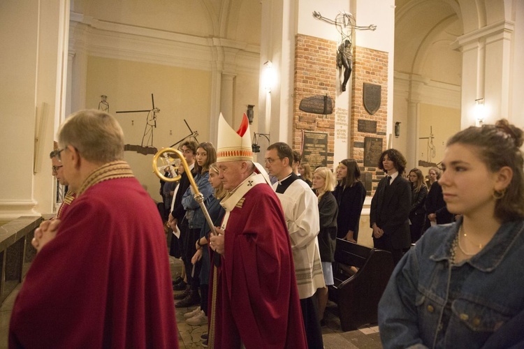 Kard. Kazimierz Nycz bierzmował młodzież z KIK