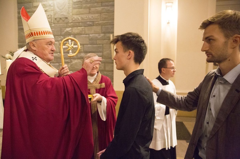 Kard. Kazimierz Nycz bierzmował młodzież z KIK