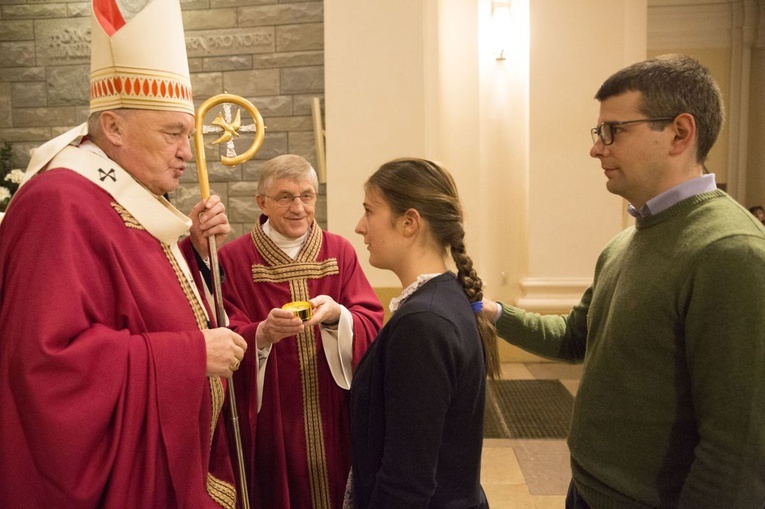 Kard. Kazimierz Nycz bierzmował młodzież z KIK