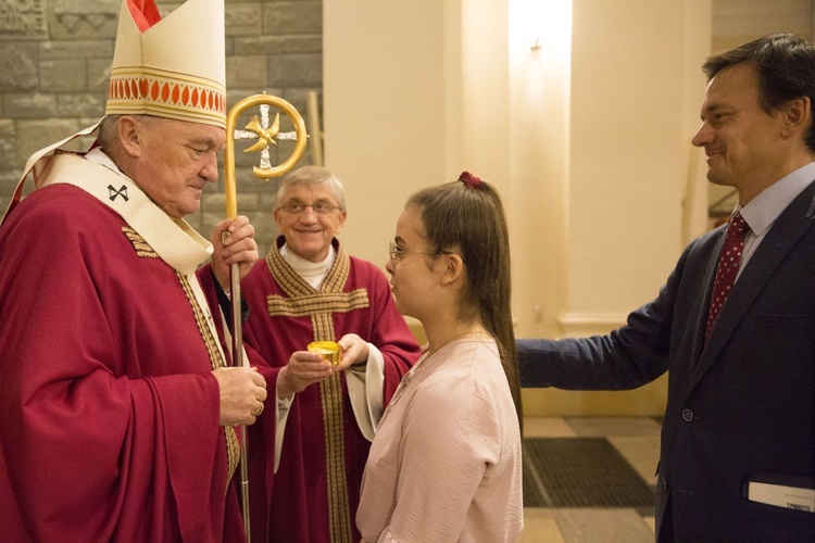 Kard. Kazimierz Nycz bierzmował młodzież z KIK