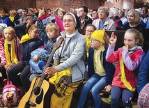 ▲	Mali i duzi miłośnicy misji w rudzkiej bazylice.