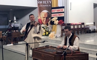 Koncert "Nuty góralskie z pielgrzymek Jana Pawła II do Polski" w wykonaniu zespołu "Góralska Hora".