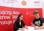 Weronika Mucha i Jakub Kowalczyk w Regionalnym Centrum Krwiodawstwa i Krwiolecznictwa w Radomiu.
