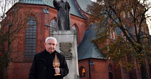Jan Paweł II po raz drugi przybywa do koszalińskiej katedry. Wprowadzenie relikwii świętego do najważniejszej świątyni w diecezji
