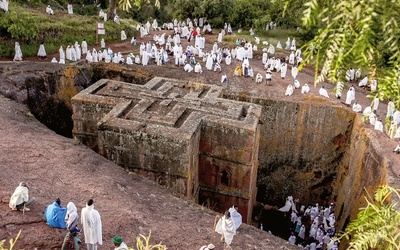 Etiopscy pielgrzymi zbierają się w kościele św. Jerzego. Lalibela została zarejestrowana przez UNESCO jako dziedzictwo kulturowe ludzkości.
4.10.2019 Lalibela, Etiopia
