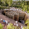 Etiopscy pielgrzymi zbierają się w kościele św. Jerzego. Lalibela została zarejestrowana przez UNESCO jako dziedzictwo kulturowe ludzkości.
4.10.2019 Lalibela, Etiopia