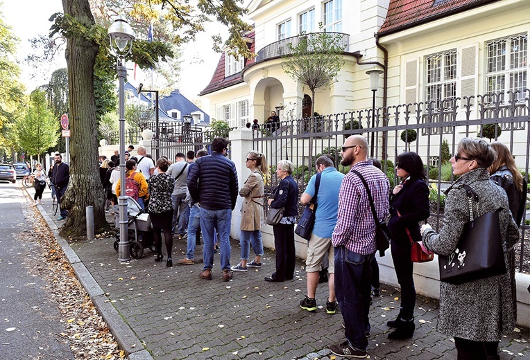 Wyjątkowo licznie uczestniczyli w głosowaniu Polacy za granicą. Kilka godzin trzeba było czekać w kolejce, aby oddać głos w Londynie. Podobnie było w większości lokali wyborczych za granicą.