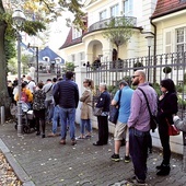 Wyjątkowo licznie uczestniczyli w głosowaniu Polacy za granicą. Kilka godzin trzeba było czekać w kolejce, aby oddać głos w Londynie. Podobnie było w większości lokali wyborczych za granicą.
