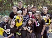 O pracy nad płytą rodziny Brodów można poczytać na  www.plytabrodow.pl.