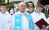 Ks. Stanisław w oczekiwaniu na obraz MB Latyczowskiej.