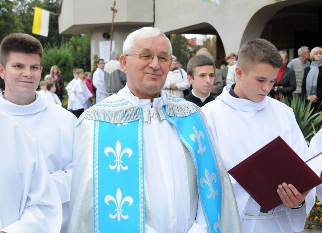 Ks. Stanisław w oczekiwaniu na obraz MB Latyczowskiej.