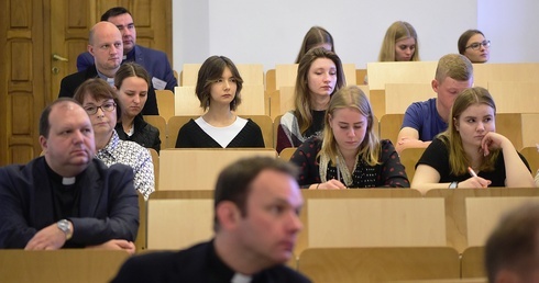 Inspiracja adhortacją "Catechesi Tradendae"