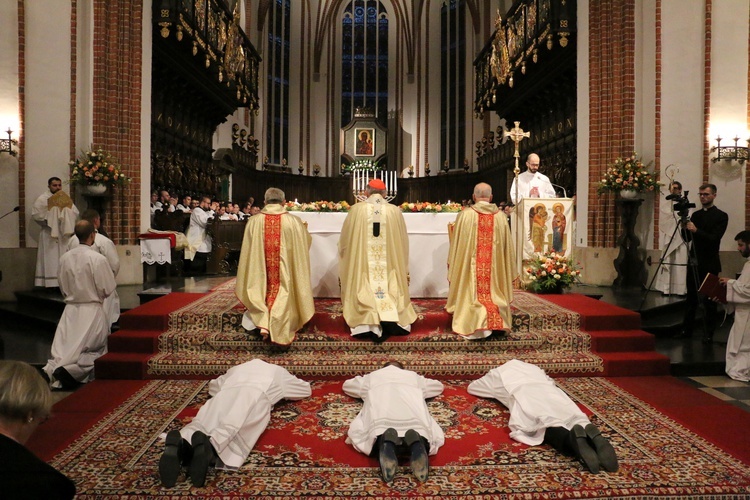 Święcenia trzech diakonów