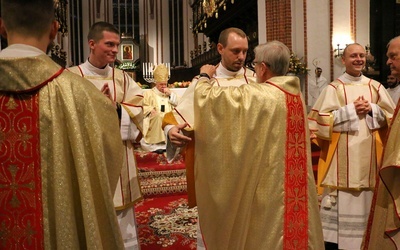 Nowo wyświęceni diakoni założyli po raz pierwszy szaty liturgiczne