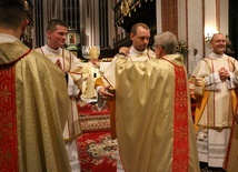 Nowo wyświęceni diakoni założyli po raz pierwszy szaty liturgiczne