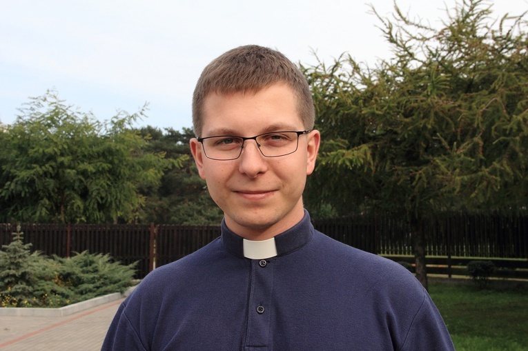 Do wspólnej modlitwy w intencji kapłanów zaprasza ks. Mateusz Tarczyński.