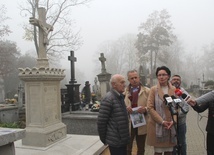 Przy odrestaurowanym nagrobku Emilii z Wolskich Targowskiej stoją od lewej Jerzy Przyborowski, przewodniczący SKOZCRK, Sławomir Adamiec, Edyta Sitarska i Maciej Jędrzejewski, kierownik nekropolii.