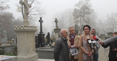 Przy odrestaurowanym nagrobku Emilii z Wolskich Targowskiej stoją od lewej Jerzy Przyborowski, przewodniczący SKOZCRK, Sławomir Adamiec, Edyta Sitarska i Maciej Jędrzejewski, kierownik nekropolii.