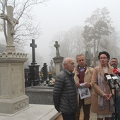 Przy odrestaurowanym nagrobku Emilii z Wolskich Targowskiej stoją od lewej Jerzy Przyborowski, przewodniczący SKOZCRK, Sławomir Adamiec, Edyta Sitarska i Maciej Jędrzejewski, kierownik nekropolii.