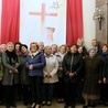 Grupa parafian uczestnicząca w pielgrzymce dziękczynnej.