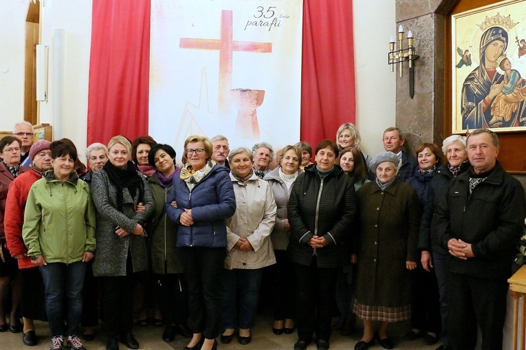 Grupa parafian uczestnicząca w pielgrzymce dziękczynnej.