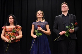 Od lewej: Katarzyna Rzeszutek (fortepian), Marta Gamrot-Wrzoł (sopran) i Patryk Wyborski (baryton).